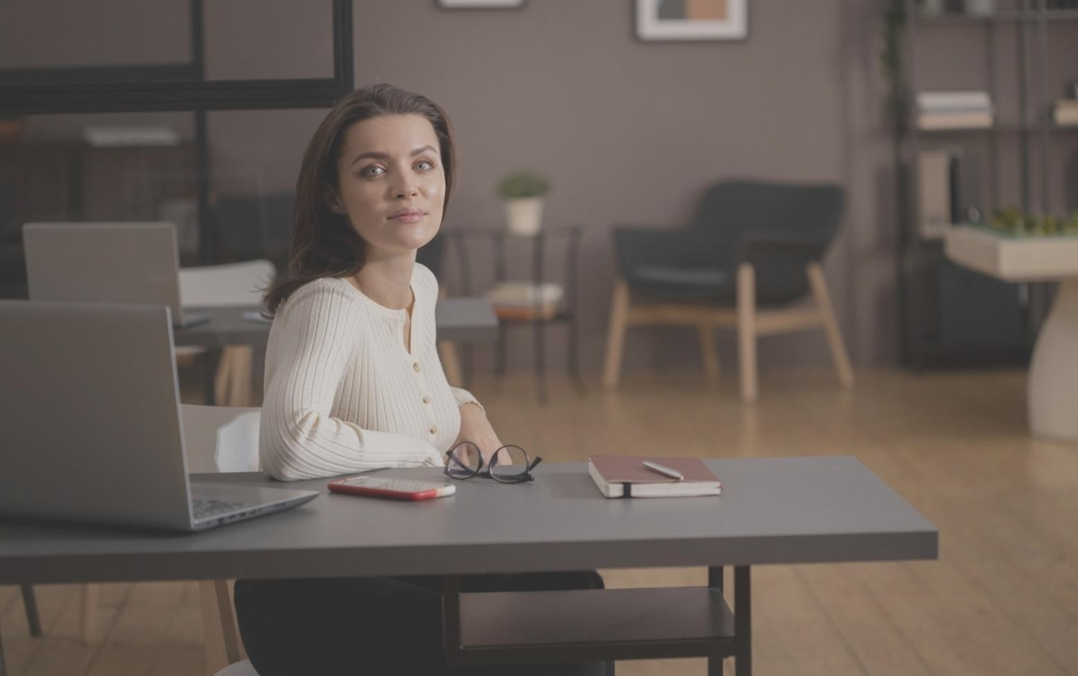Espace de travail organisé avec un ordinateur portable et des documents financiers